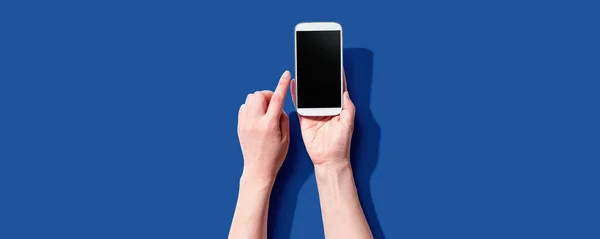 Persona usando un teléfono inteligente blanco —  Fotos de Stock