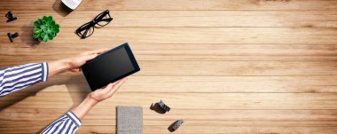 Tablet bilgisayar kullanan bir kadın