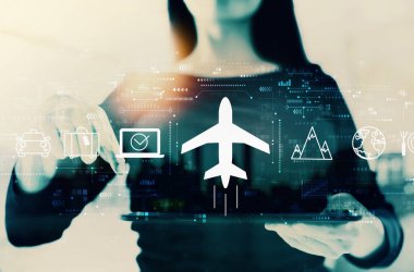 İş kadınıyla uçuş bileti rezervasyonu kavramı