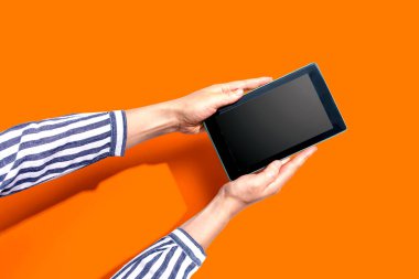 Tablet bilgisayar kullanan bir kadın