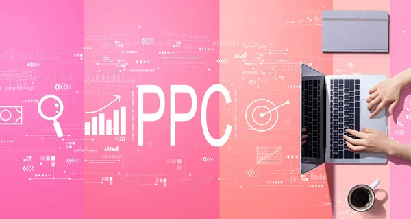 PPC - concepto de pago por clic con la persona que trabaja con el ordenador portátil —  Fotos de Stock