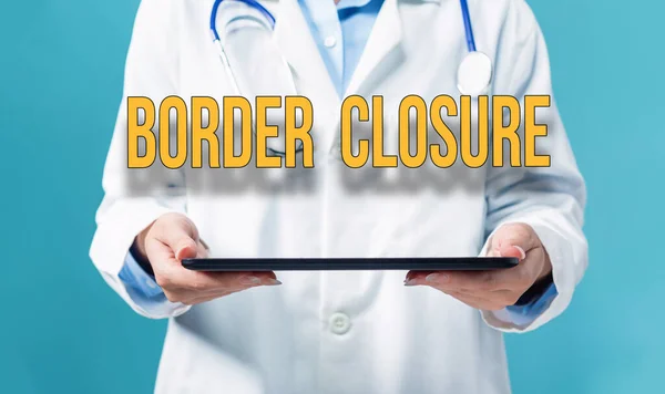 Тема закрытия границы с врачом с помощью планшетного ПК — стоковое фото