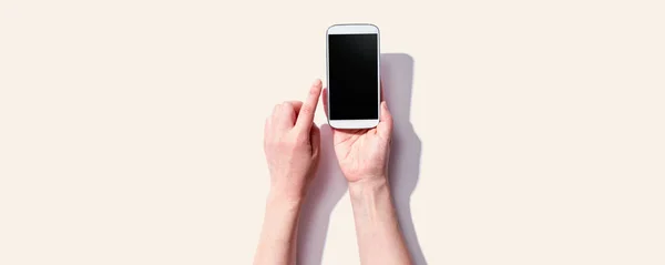 Persona usando un teléfono inteligente blanco —  Fotos de Stock