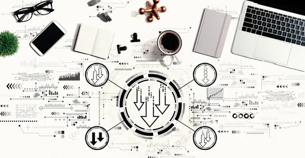 Setas descendentes com um computador portátil — Fotografia de Stock