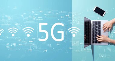 Bilgisayarla çalışan kişi ile 5G ağı