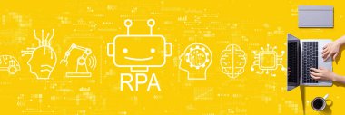 Bir dizüstü bilgisayar kullanan kişiyle robot işlem otomasyon temasıName
