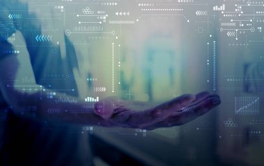 Genç adamla teknoloji ekranı