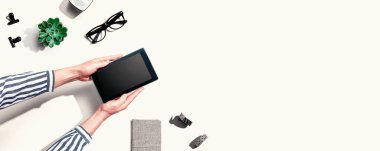 Tablet bilgisayar kullanan bir kadın