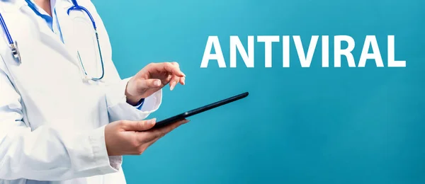 Tema antiviral con un médico usando una tableta —  Fotos de Stock