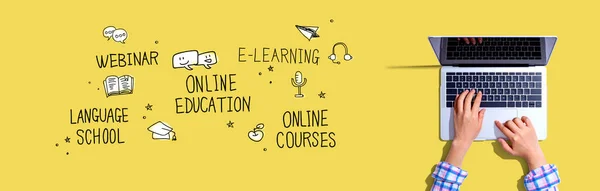 Online onderwijs thema met vrouw met behulp van een laptop — Stockfoto