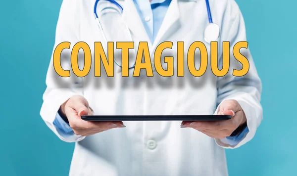 Besmettelijk thema met een arts met behulp van een tablet pc — Stockfoto