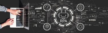 Bir dizüstü bilgisayar kullanan kişiyle robot işlem otomasyon temasıName