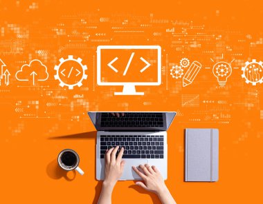 Bilgisayarı kullanan kişi ile web geliştirme kavramı