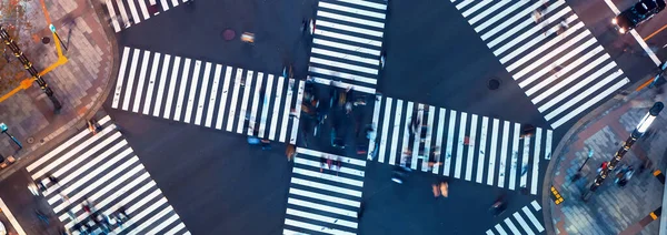 Trafik och människor korsar en trafikerad korsning i Ginza — Stockfoto