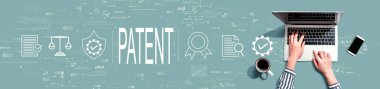 Laptop kullanan kişinin patent kavramı