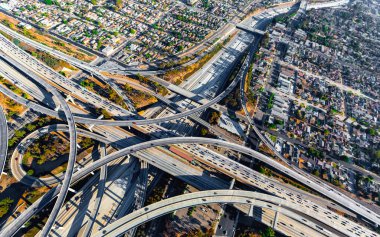 Los Angeles 'ta büyük bir otoyol kavşağının havadan görüntüsü.