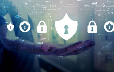 Genç adamla siber güvenlik teması