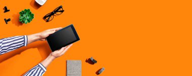 Tablet bilgisayar kullanan bir kadın