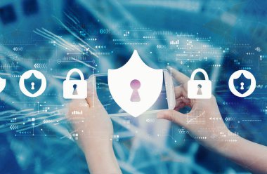 Akıllı telefon kullanan kişi ile siber güvenlik teması