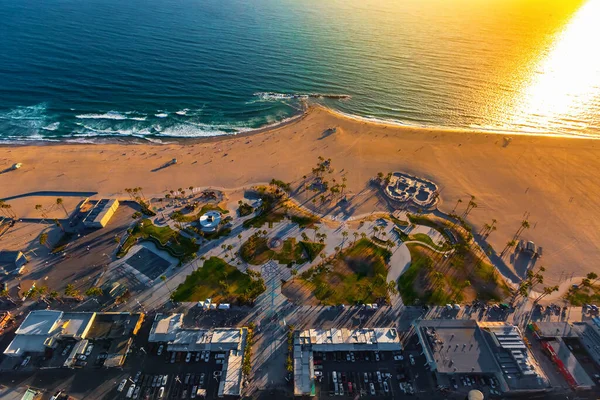 Widok z lotu ptaka na plażę w Venice Beach — Zdjęcie stockowe