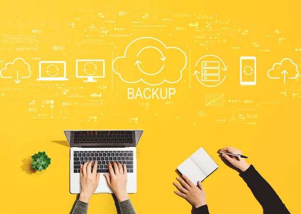 Backup-Konzept mit Menschen, die zusammenarbeiten — Stockfoto