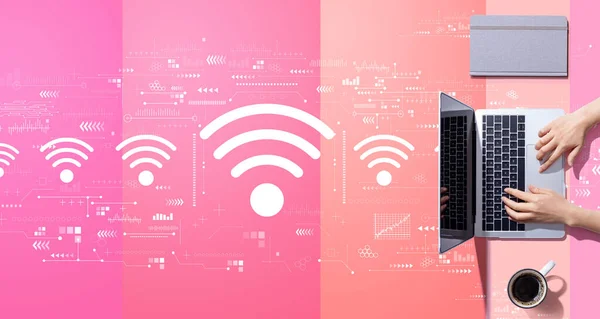 Wifi téma s osobou pracující s notebookem — Stock fotografie