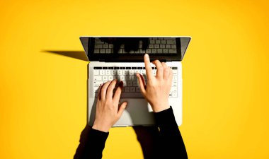 Dizüstü bilgisayar kullanan kişi