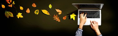 Autumn dizüstü bilgisayar kullanan biriyle birlikte ayrılıyor