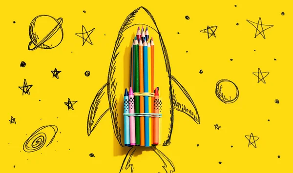 Назад до шкільної теми з намальованою рукою ракетою та олівцями — стокове фото