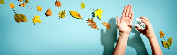 Applying sanitizer gel with autumn leaves — Stock Photo, Image