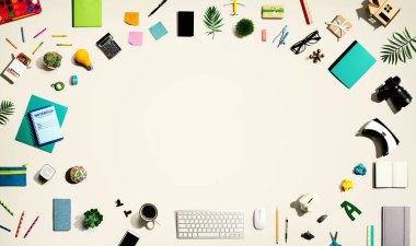 Elektronik aletler ve ofis malzemeleri koleksiyonu.