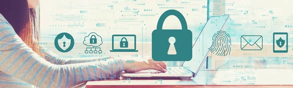 Internet netwerk security concept met vrouw die werkt op een laptop — Stockfoto