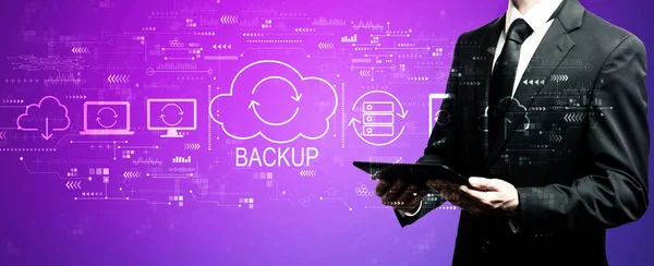 Backup concept met zakenman met behulp van zijn tablet — Stockfoto
