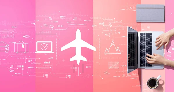 Flygbiljett bokning koncept med person som arbetar med bärbar dator — Stockfoto