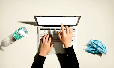 El dezenfektanı ve maskeli dizüstü bilgisayar.