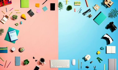 Elektronik aletler ve ofis malzemeleri koleksiyonu.