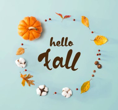 Sonbahar yaprakları ve turuncu balkabağı ile sonbahar mesajı