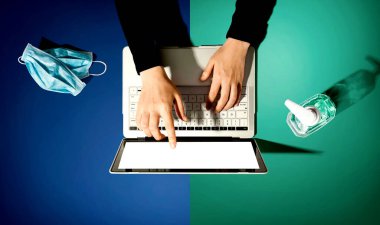 El dezenfektanı ve maskeli dizüstü bilgisayar.