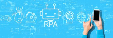 Akıllı telefon kullanan kişiyle robot işlem otomasyon temasıName