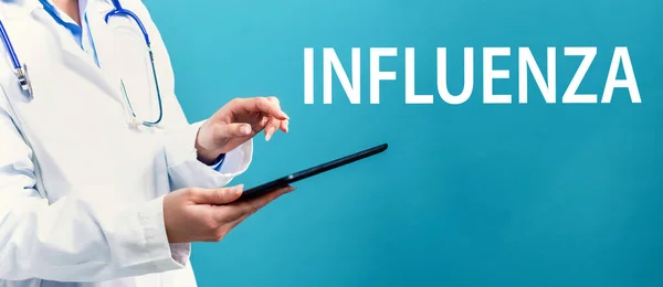 Tema influensa med en läkare som använder en tablett — Stockfoto