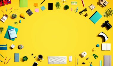 Elektronik aletler ve ofis malzemeleri koleksiyonu.