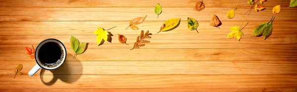 Herfst bladeren met een kopje koffie — Stockfoto