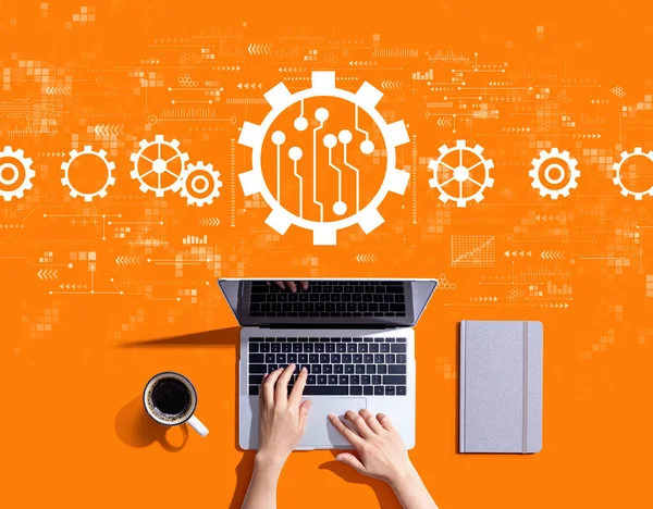 Dizüstü bilgisayar kullanan kişi ile otomasyon kavramı