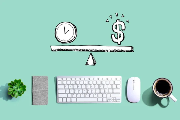 Tijd en geld op de weegschaal met een toetsenbord — Stockfoto