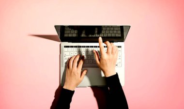 Dizüstü bilgisayar kullanan kişi