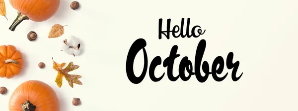 Olá mensagem de outubro com abóboras de outono — Fotografia de Stock