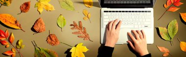 Autumn dizüstü bilgisayar kullanan biriyle birlikte ayrılıyor
