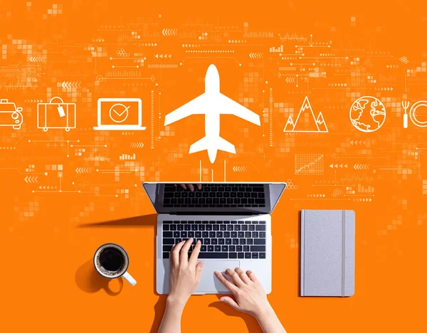 Flyg biljett bokning koncept med person med hjälp av en bärbar dator — Stockfoto