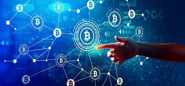 Bitcoin thema met de hand op een knop — Stockfoto