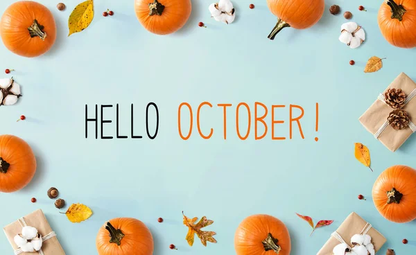 Olá mensagem de outubro com abóboras de outono com caixas presentes — Fotografia de Stock